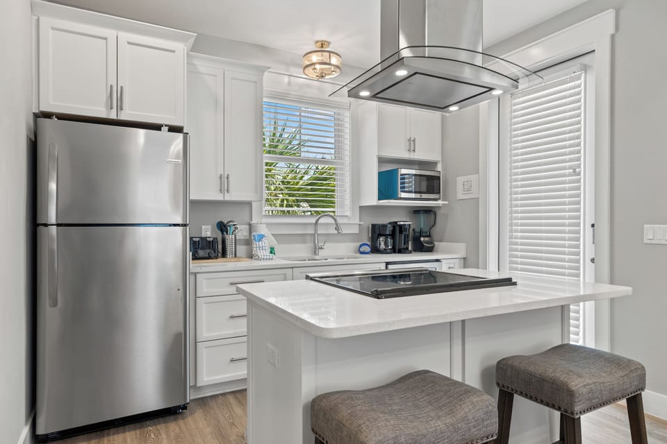 House, Multiple Beds, Pool Access, Pool View (222 Sands St) | Private kitchen