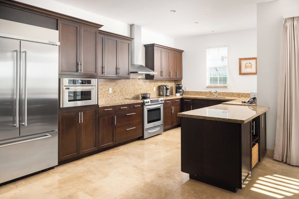 Full-size fridge, microwave, oven, stovetop
