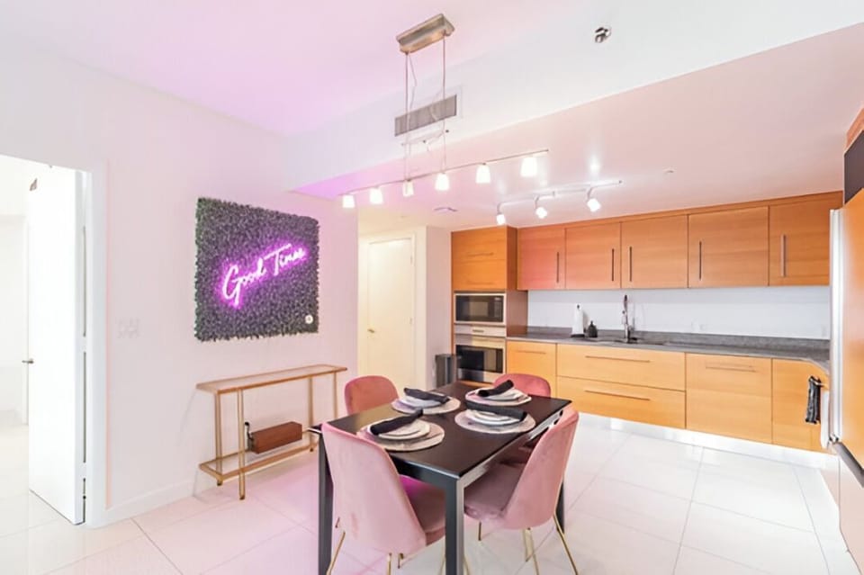 Family Suite, Balcony, City View | Dining