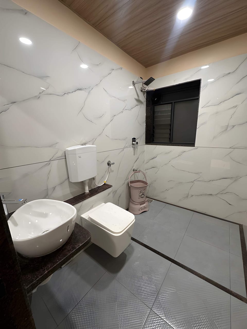Deluxe Double Room | Bathroom | Shower, towels, soap, shampoo