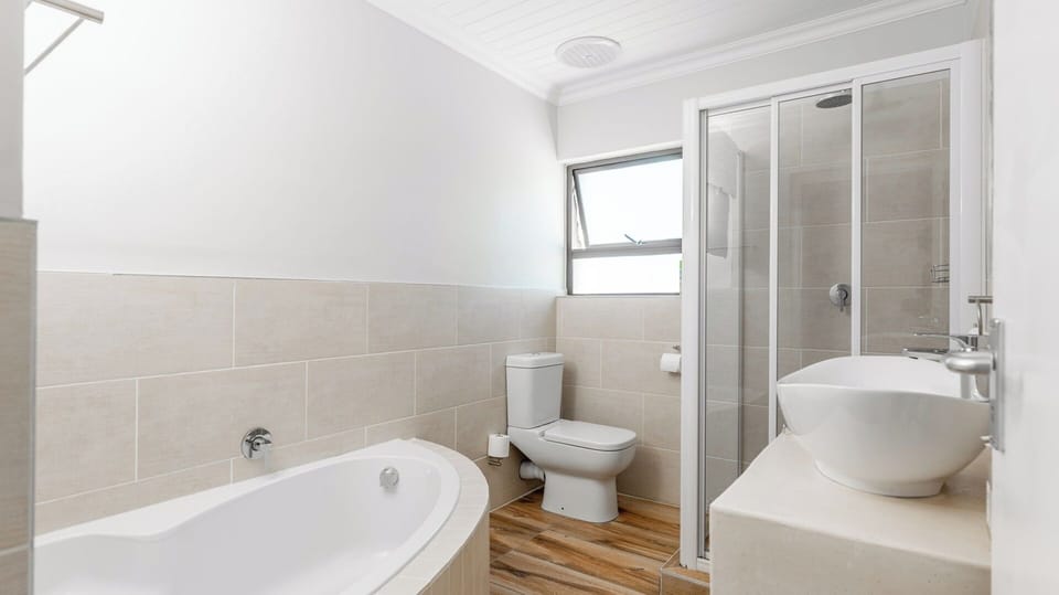 Deluxe Double Room, Non Smoking, Balcony | Bathroom | Free toiletries, hair dryer, soap, shampoo
