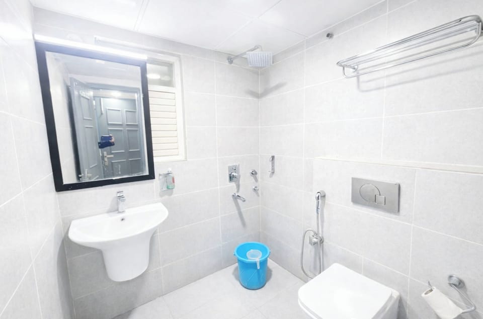 Deluxe Twin Room, Air conditioning | Bathroom | Shower, rainfall showerhead, slippers, towels