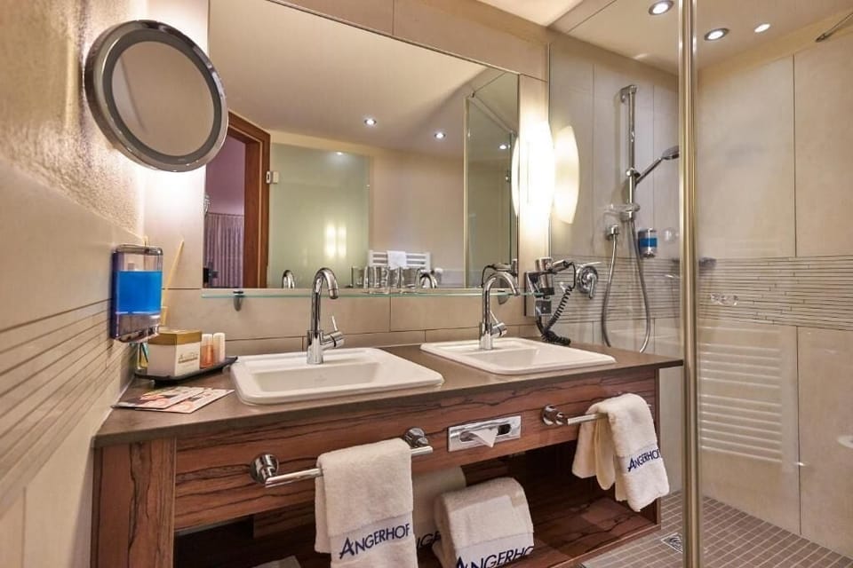 Double Room, Balcony | Bathroom | Hair dryer, towels, soap, shampoo