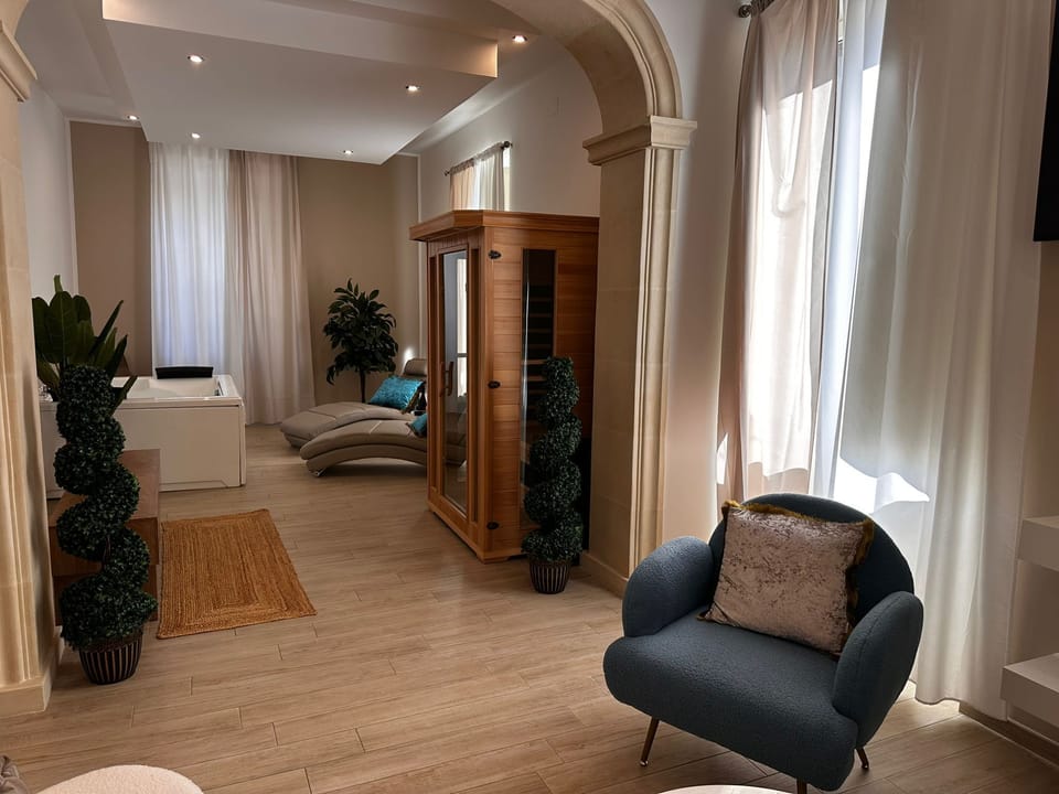 Deluxe Double Room, Balcony, City View | Interior