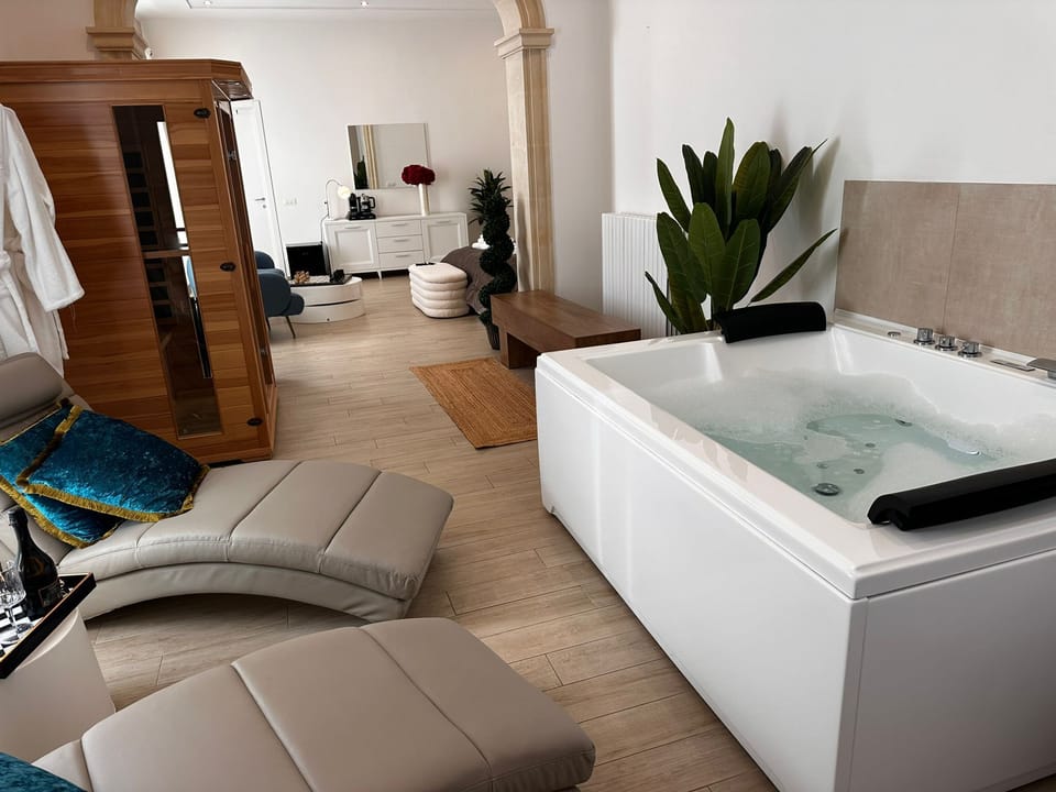 Deluxe Double Room, Balcony, City View | Spa | Sauna, hot tub
