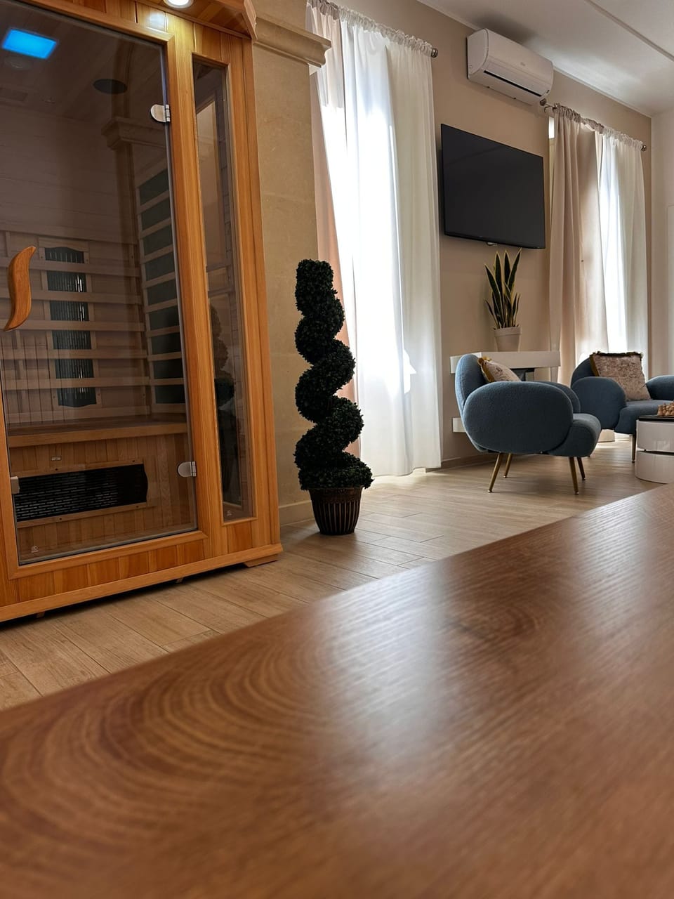 Deluxe Double Room, Balcony, City View | Interior