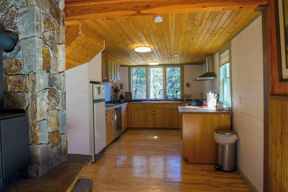 Cabin, Multiple Beds, Patio, Mountain View (Off Grid Retreat) | Private kitchen