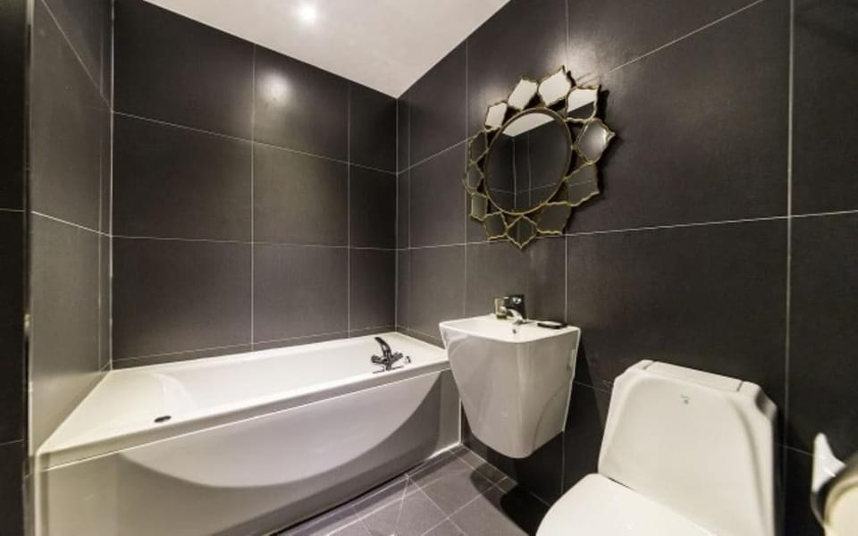 Deluxe Twin Room, City View | Bathroom | Hair dryer, slippers, towels