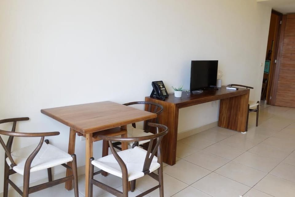 Superior Suite, Balcony | Dining