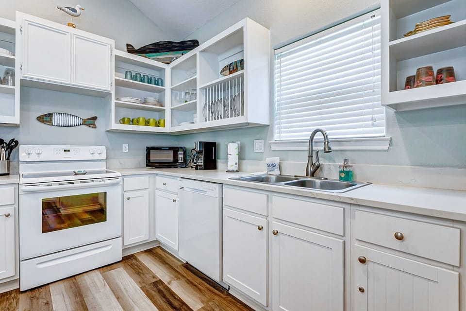 House, 2 Bedrooms | Private kitchen | Fridge, oven, coffee/tea maker, toaster