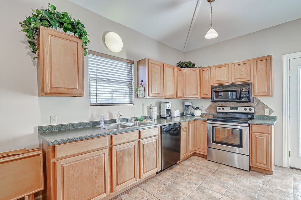 House, 3 Bedrooms | Private kitchen | Fridge, oven, coffee/tea maker