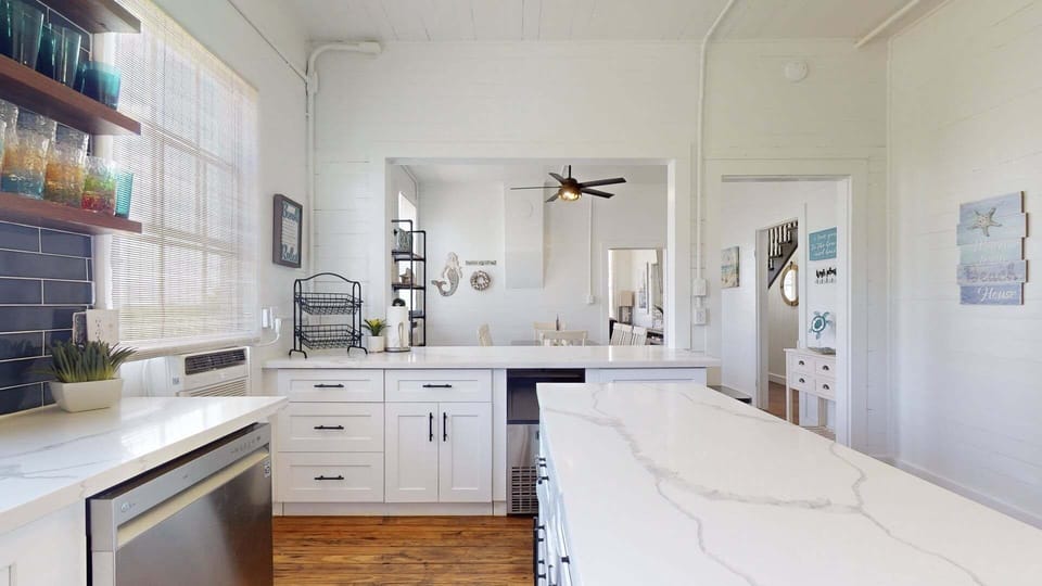 House, 5 Bedrooms | Private kitchen | Fridge, oven, coffee/tea maker, toaster