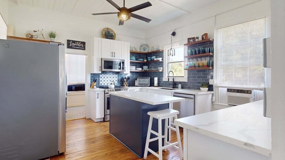 House, 5 Bedrooms | Private kitchen | Fridge, oven, coffee/tea maker, toaster