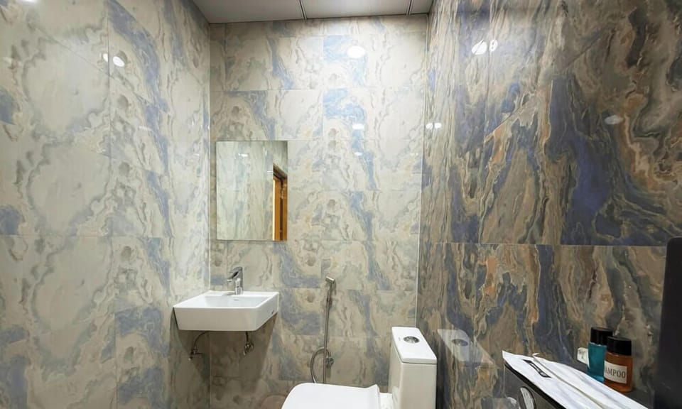 Deluxe Room | Bathroom | Shower, towels, soap, shampoo