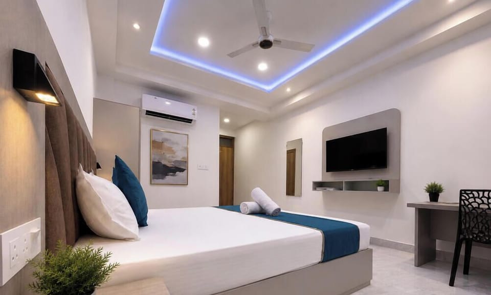 Deluxe Room, City View | Hypo-allergenic bedding, free WiFi