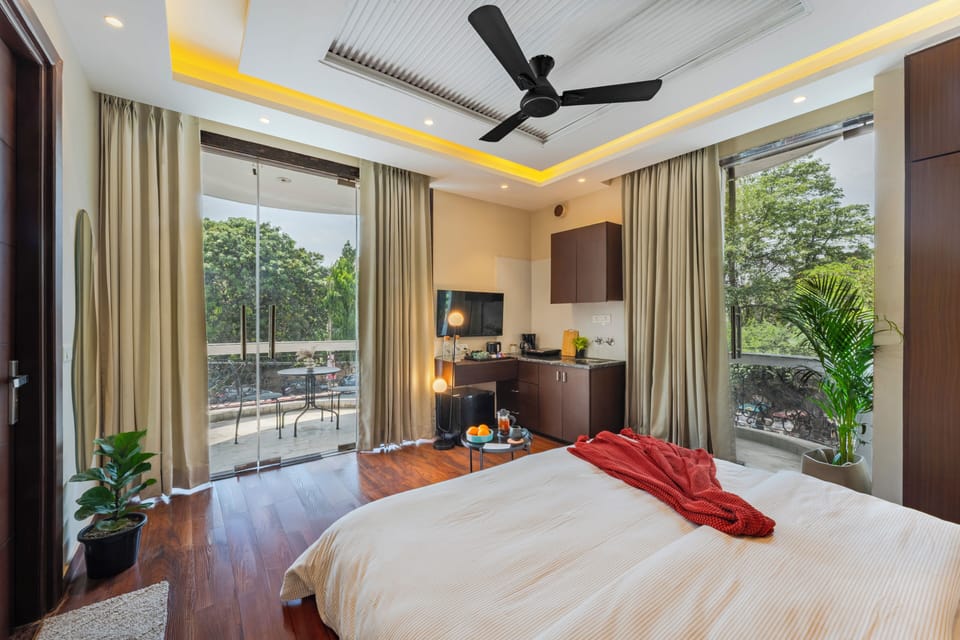 Superior Studio, Balcony, City View | Premium bedding, Select Comfort beds, minibar, desk