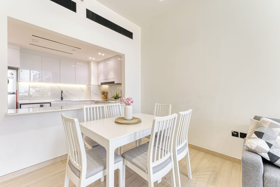Exclusive Apartment, Non Smoking, Pool View | Dining