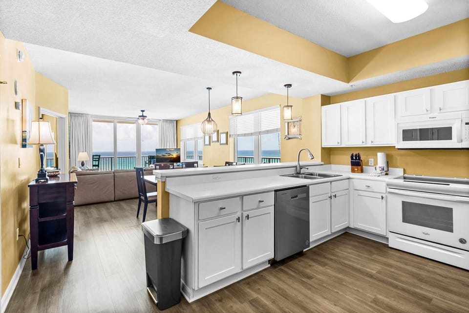 Condo, Multiple Beds (Summerwind Center 504) | Private kitchen
