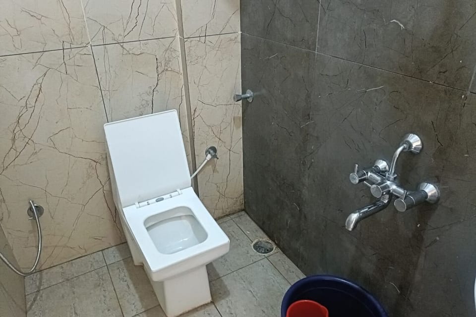 Comfort Double or Twin Room, 1 King Bed, Non Smoking, Air conditioning | Bathroom | Shower, rainfall showerhead, free toiletries, towels