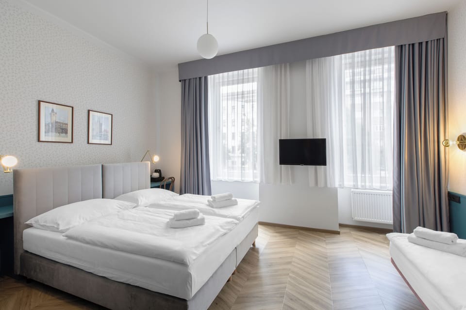 Superior Triple Room | In-room safe, desk, iron/ironing board, WiFi