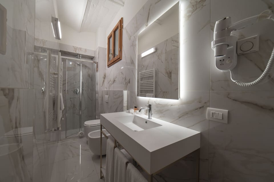 Shower, free toiletries, hair dryer, bidet