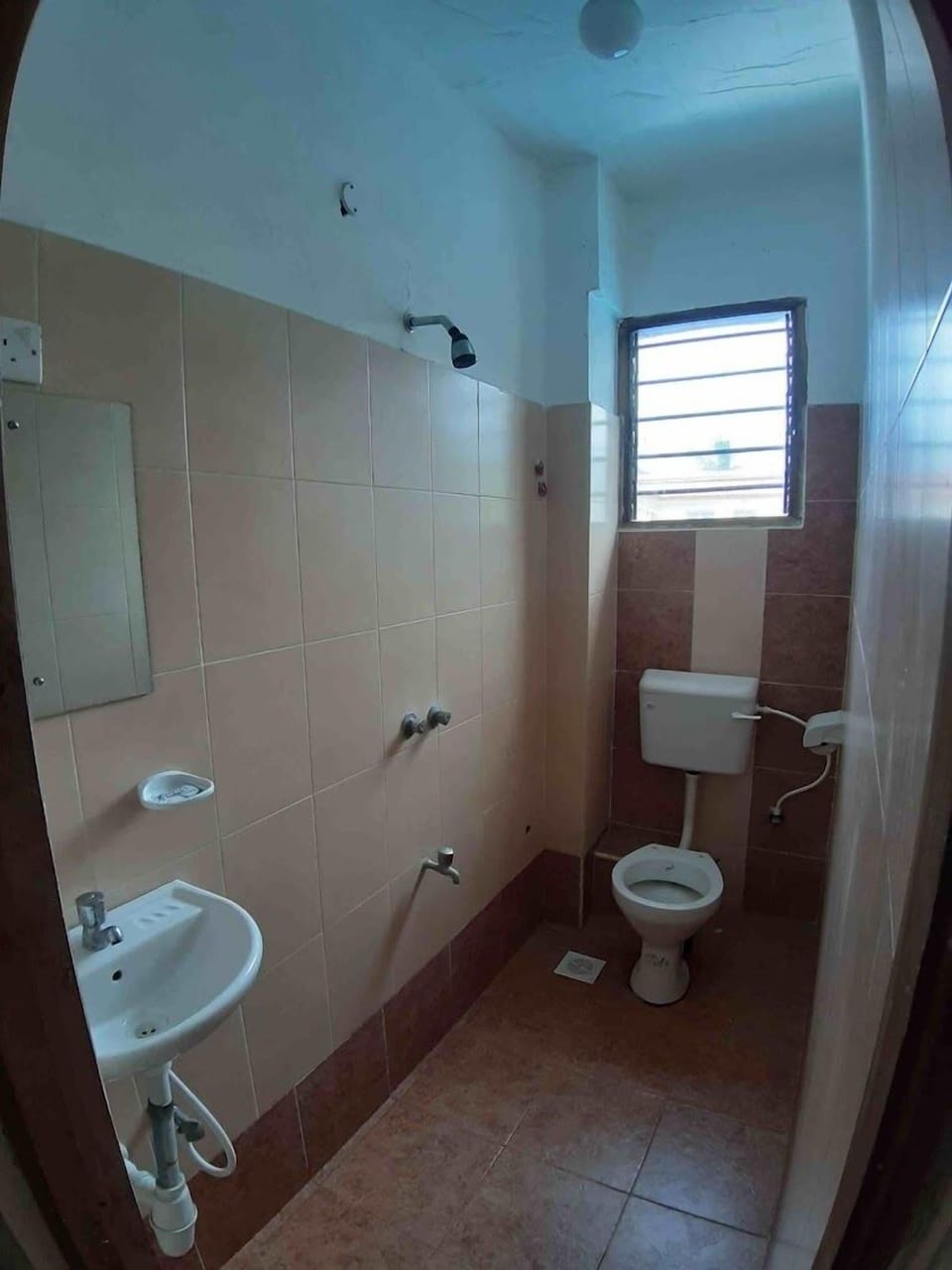 Comfort Double Room | Bathroom | Shower, free toiletries, slippers, towels