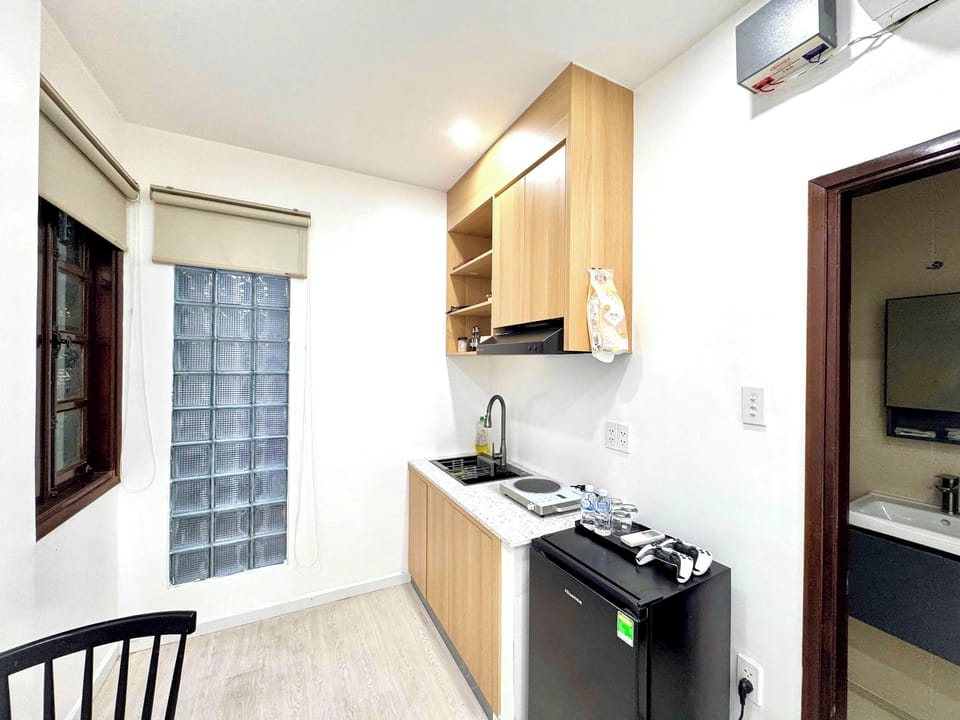 Standard Double Room | Private kitchen | Mini-fridge, stovetop, cookware/dishes/utensils