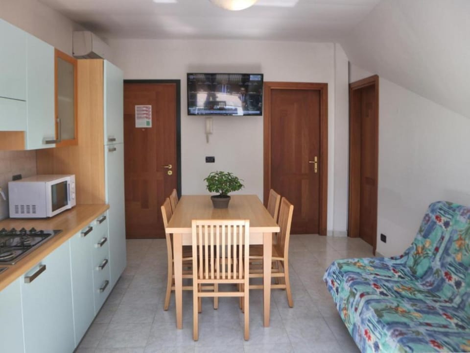 Apartment, 2 Bedrooms, Terrace | Dining room