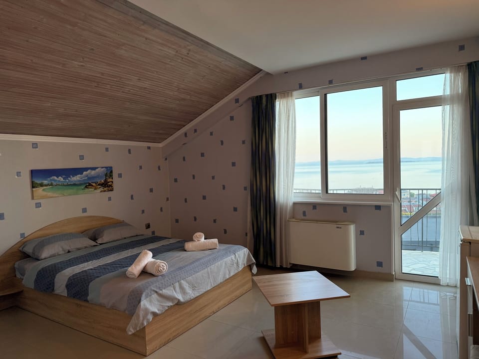 Room, Balcony, Ocean View | Desk, laptop workspace, iron/ironing board, free WiFi