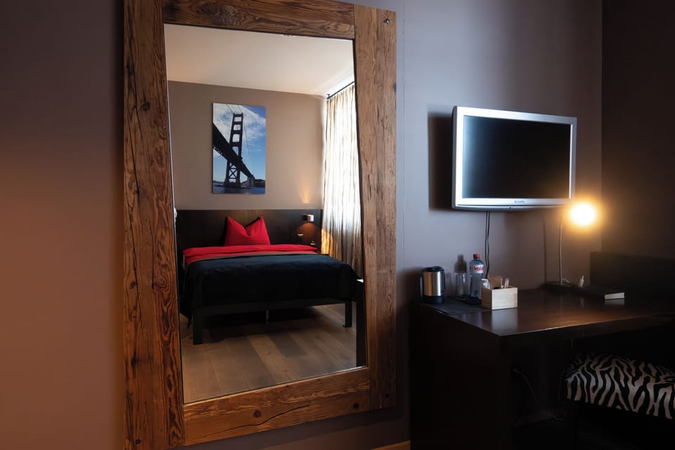 Single Room | Desk, laptop workspace, free WiFi