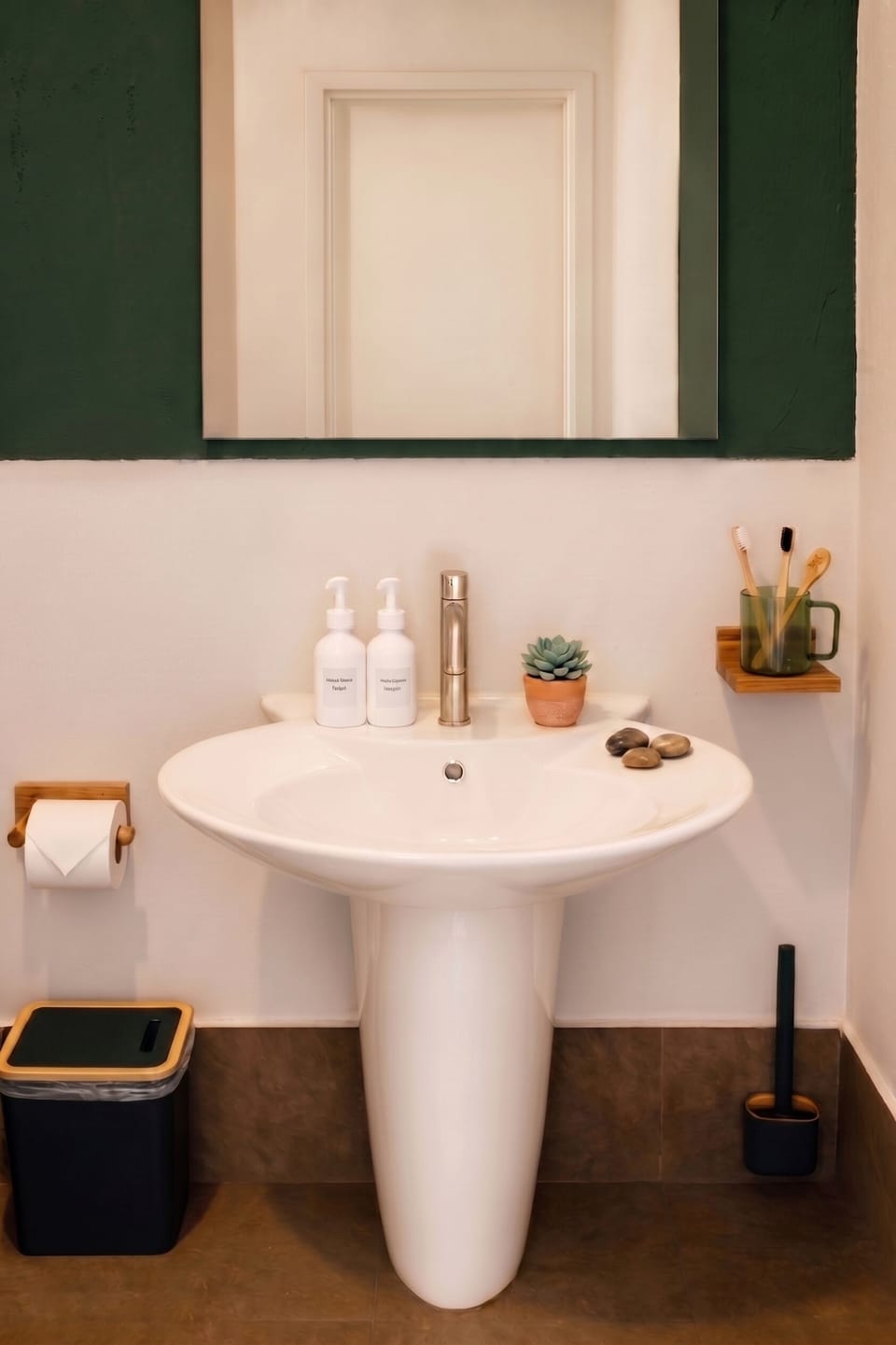 Deluxe Double Room | Bathroom | Shower, soap, shampoo, toilet paper