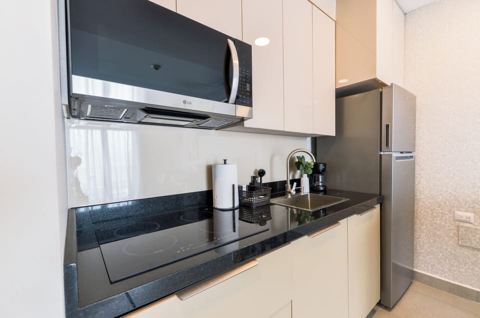Business Suite, City View | Private kitchen | Full-size fridge, microwave, stovetop, blender
