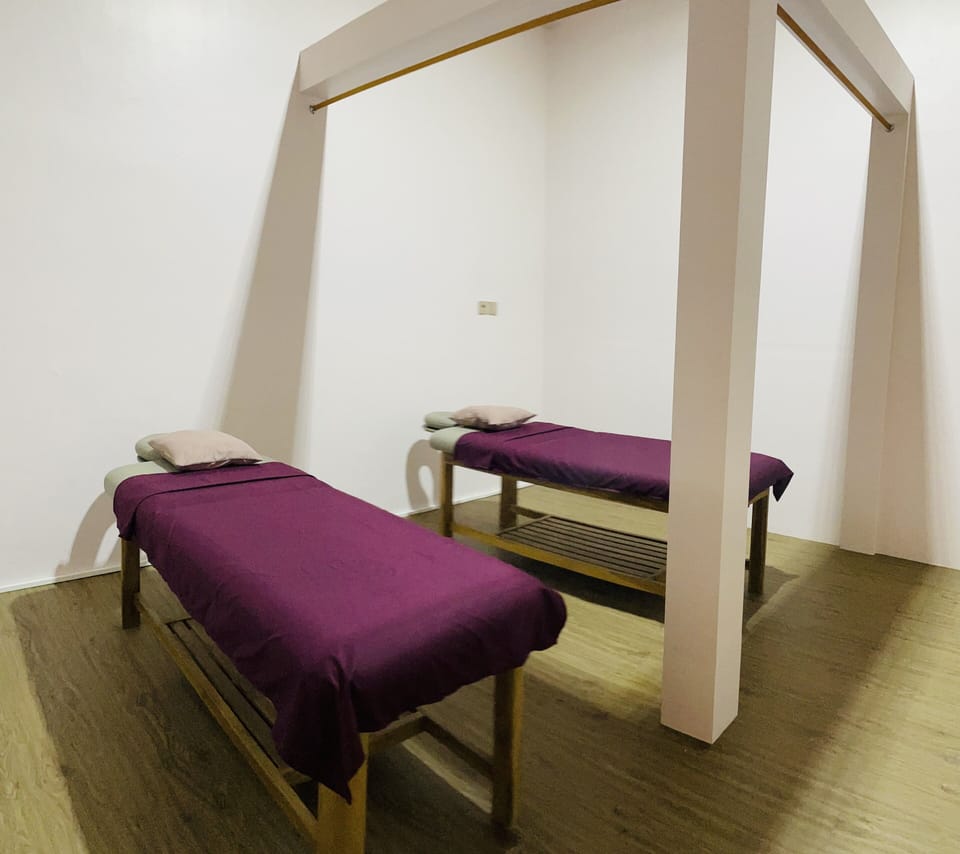 Couples treatment rooms, body treatments, aromatherapy