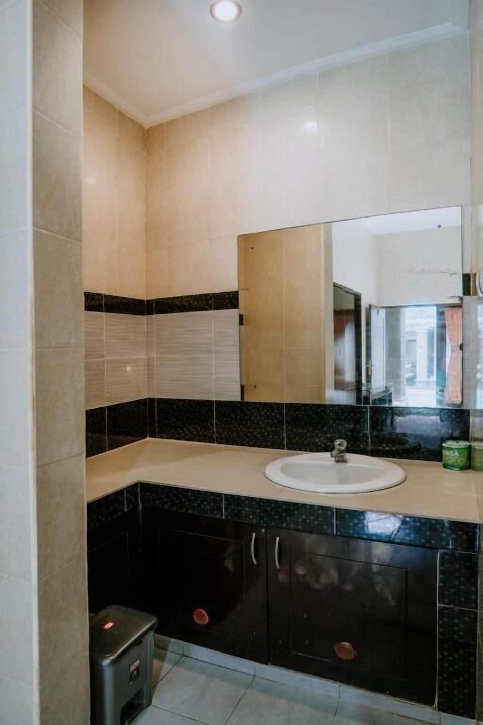 Shower, free toiletries, towels, soap