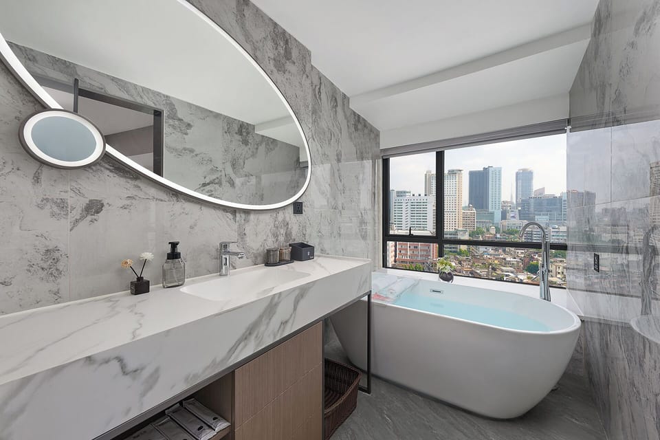 Executive Suite, City View | Bathroom | Free toiletries, hair dryer, slippers, towels