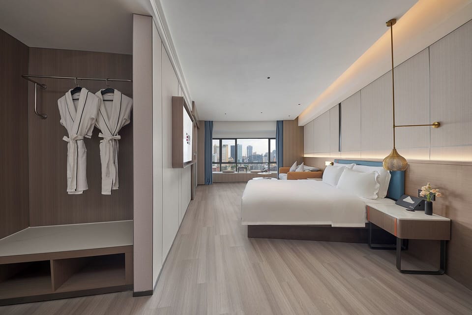 Executive Suite, City View | Desk, laptop workspace, blackout drapes, soundproofing