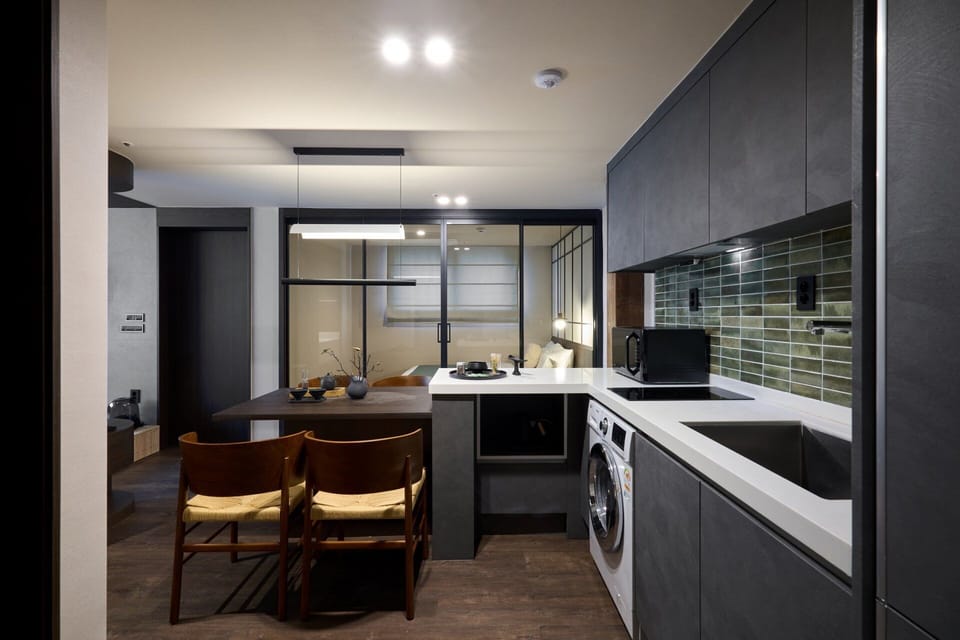 Signature Suite Spa Family | Private kitchenette | Fridge, microwave, stovetop