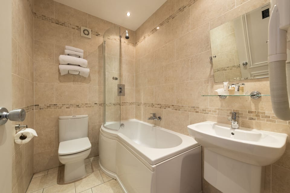 Double Room | Bathroom | Combined shower/tub, free toiletries, hair dryer, towels