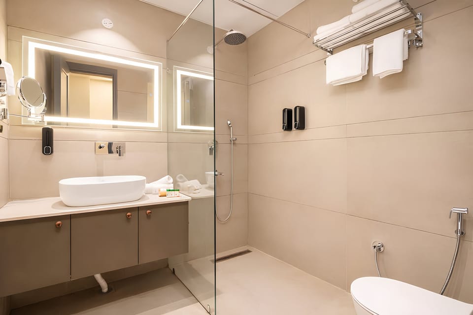 Deluxe Room, Balcony, Park View | Bathroom | Shower, free toiletries, hair dryer, towels
