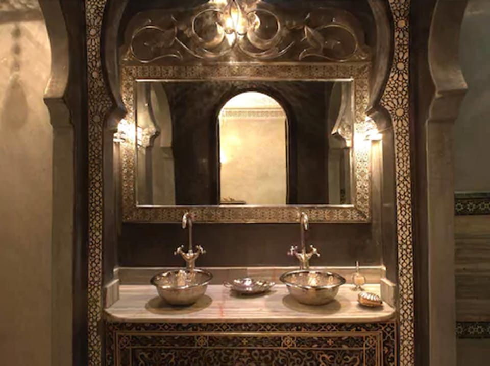 Bathroom sink