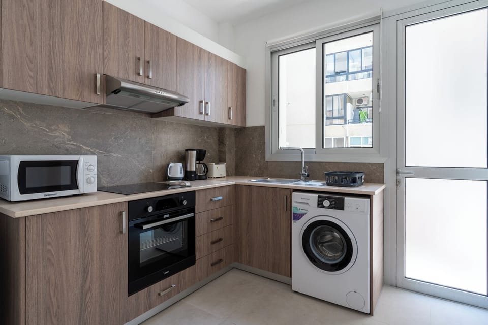 Apartment, 2 Bedrooms, Kitchen, City View | Private kitchen | Coffee/tea maker, full-size fridge, microwave, oven