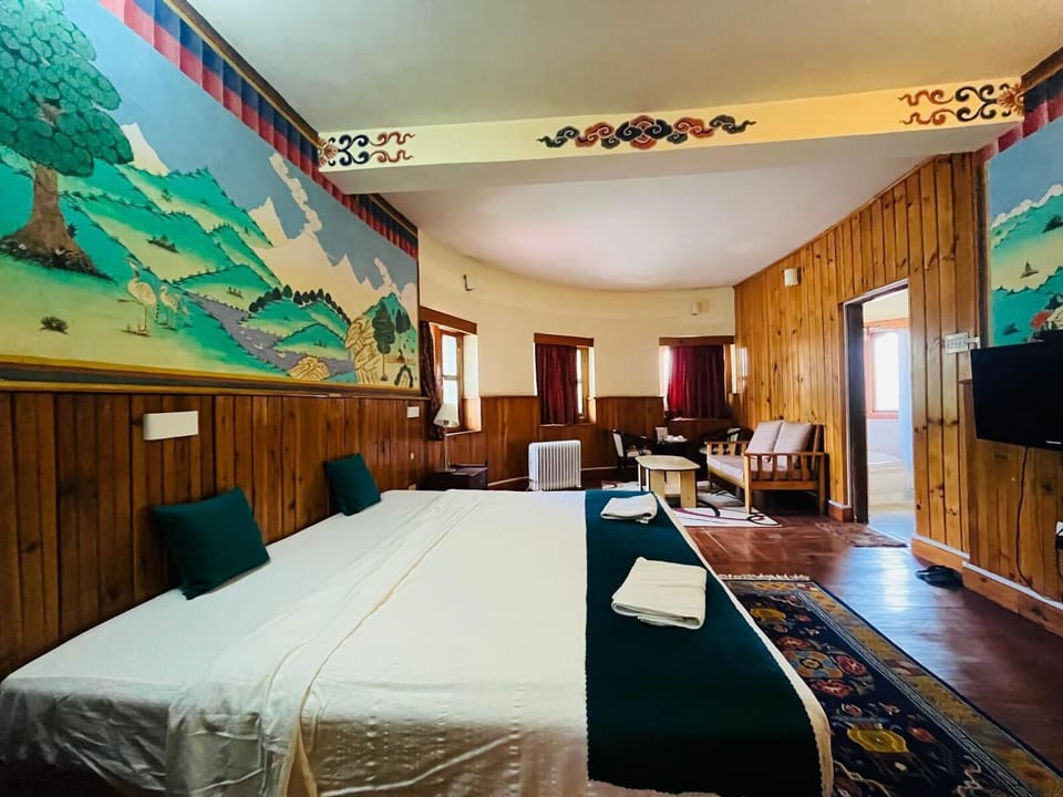 Suite, Balcony, Mountain View | In-room safe, iron/ironing board (on request), WiFi (free)