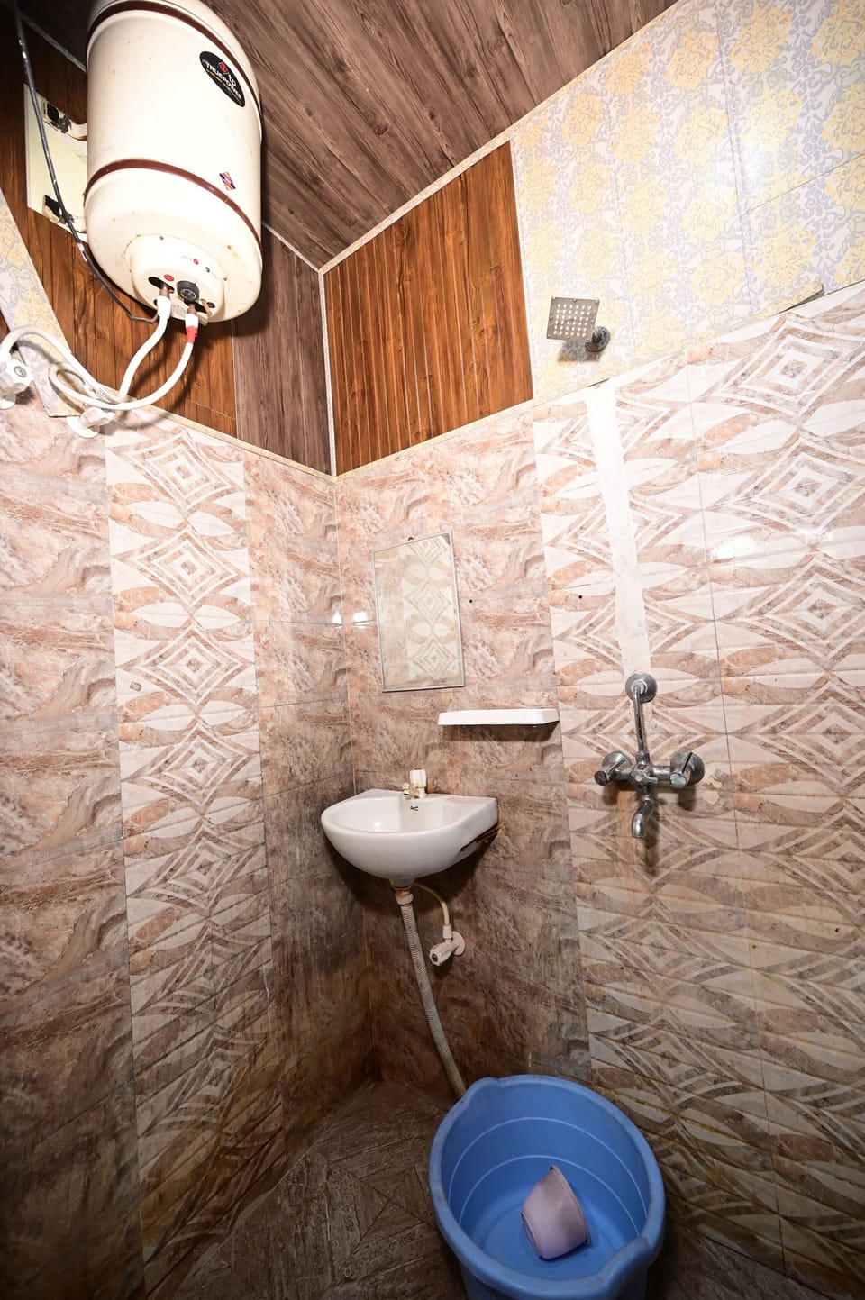 Shower, free toiletries