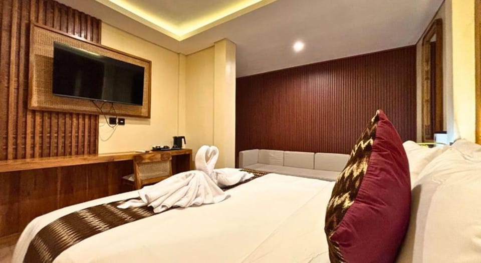 Suite | Desk, WiFi (free)