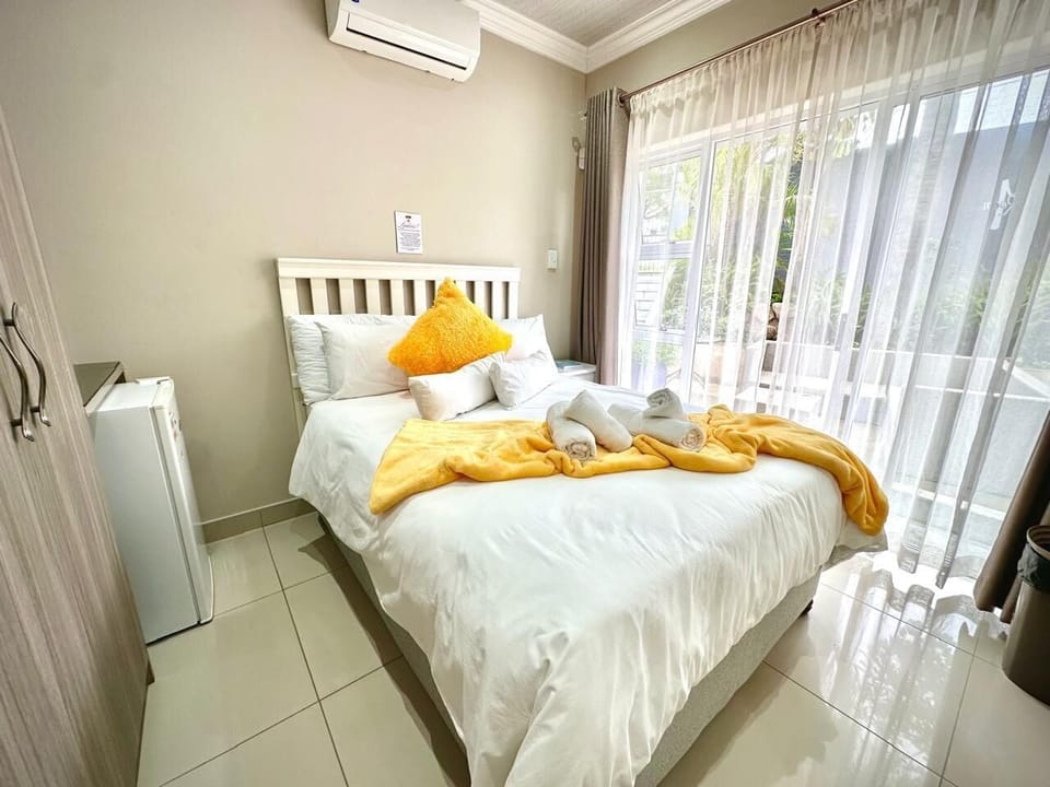 Basic Single Room | Blackout drapes, iron/ironing board, free WiFi