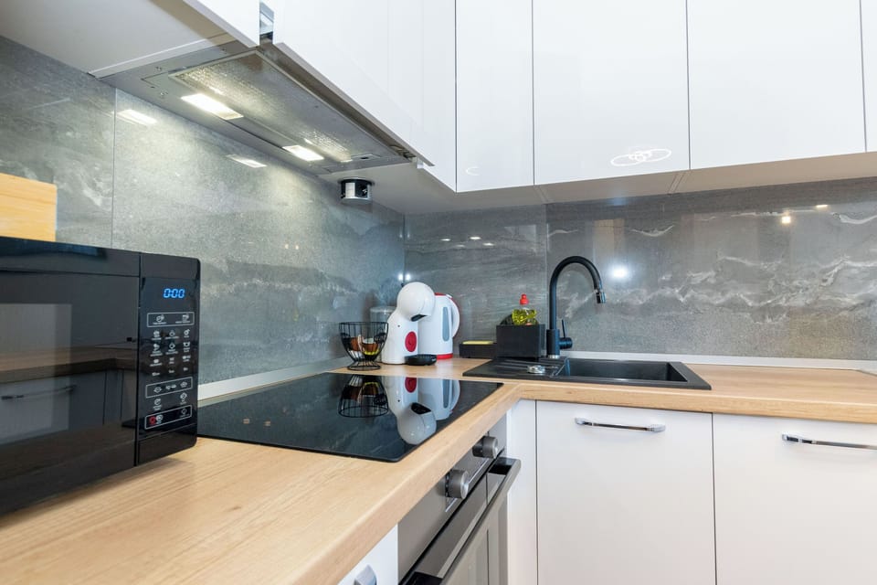 Apartment (A1) | Private kitchen | Fridge, microwave, oven, stovetop