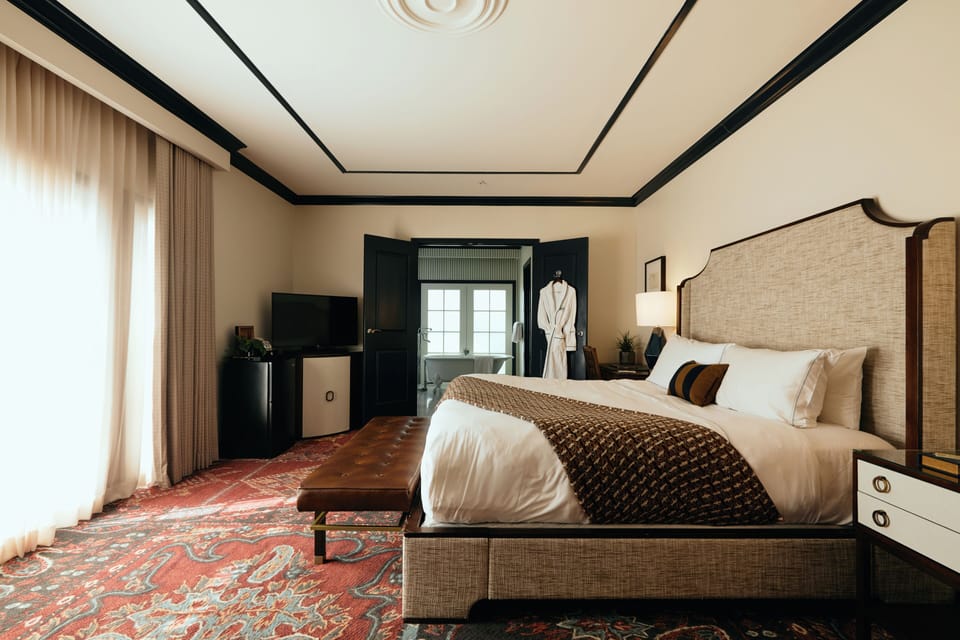 Premier Room, 1 King Bed | Egyptian cotton sheets, premium bedding, pillowtop beds, in-room safe