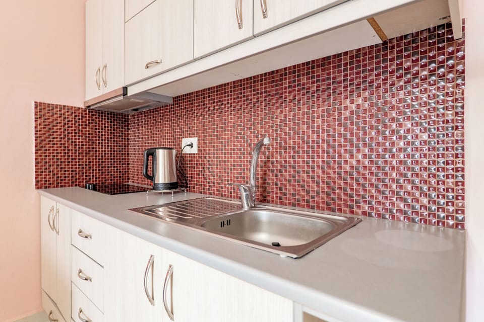 Deluxe Apartment | Private kitchen | Electric kettle