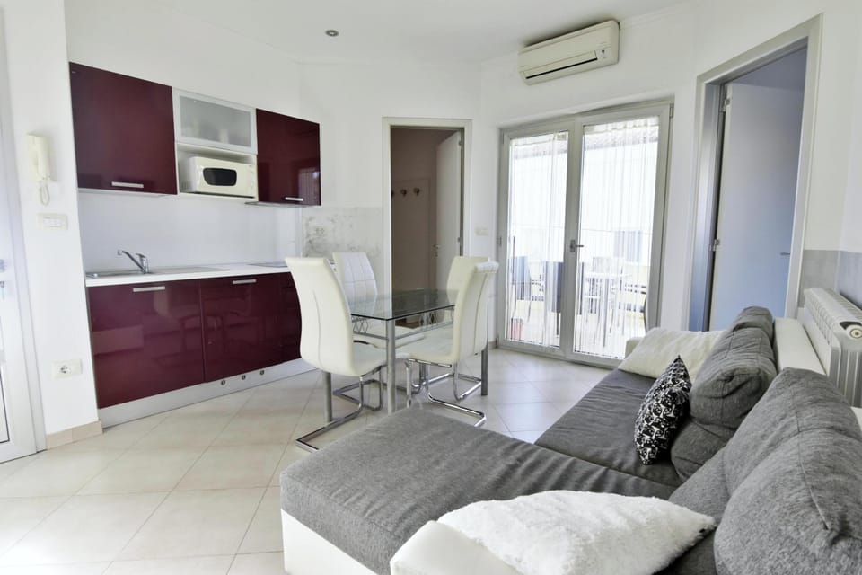 Apartment, 2 Bedrooms, Balcony, City View | Living room