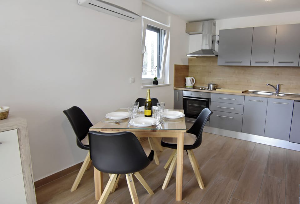 Apartment, 1 Bedroom, Patio, City View | Dining room